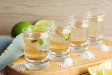 Tuzlu, limonlu ve agave yapraklı tekila shot, yakın plan.