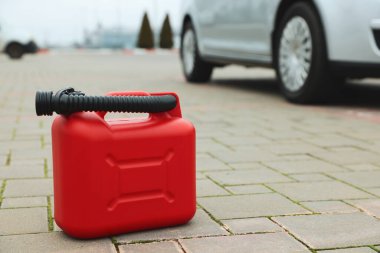 Dışarıdaki kaldırımda püskürtülmüş kırmızı plastik kaplar.