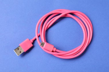 Mavi arkaplanda bir USB şarj kablosu, üst görünüm