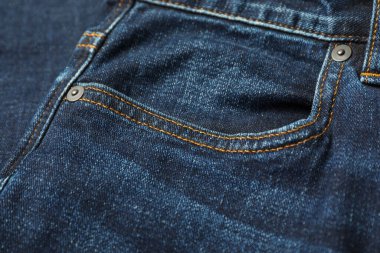 Arka plan olarak cebi olan koyu renkli kotlar, yakın plan