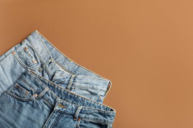 Bej arka planda şık kotlar, düz yatış. Metin için boşluk