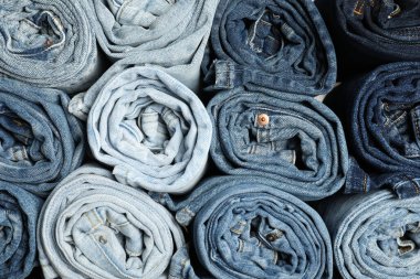 Arka plan olarak farklı modaya uygun kot pantolon, üst görünüm