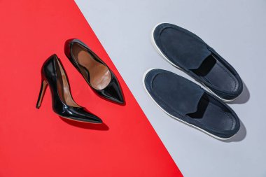 Renkli arka planda farklı stil ayakkabılar, düz yatış