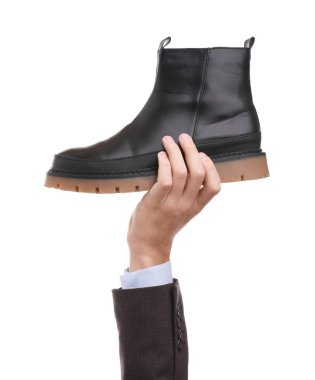 Beyaz arka planda şık ayakkabılı adam, yakın plan.