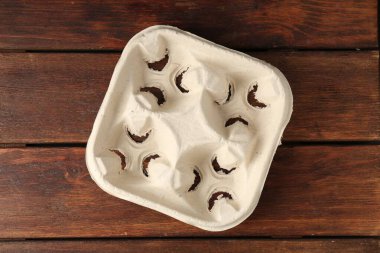 Boş mukavva bardak tutacağı ahşap masanın üstünde, üst görünümde.