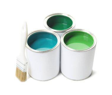 Farklı boya ve fırçaların tenekeleri beyaza izole edilmiş.