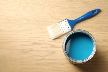 Açık mavi boya ve ahşap zemin üzerinde fırça, düz yatıyordu. Metin için boşluk