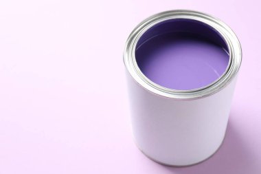 Mor arka planda parlak boya kutusu, yakın plan. Metin için boşluk