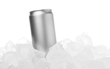 Beyaz arkaplan ile buz küplerinin üzerindeki içeceği tazelemek