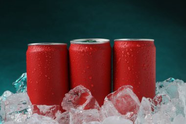 Buzlu içeceklerle donuk arkaplanı yeniliyor, yakın plan.