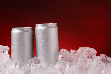 Koyu kırmızı arka planda buzlu içeceklerin tazelenmesi, yakın plan