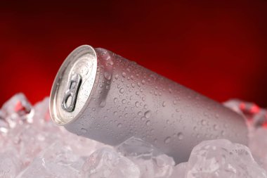 Koyu kırmızı arka planda buz kalıplarındaki içecekler tazeleniyor. Yakın plan.