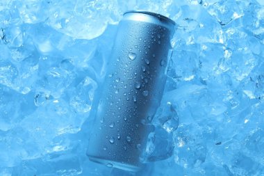 Buzlu konserve içeceklerin tazelenmesi, üst manzara. Maviyle kaplanmış.