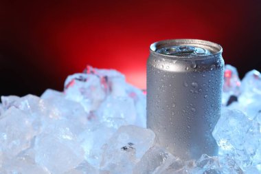 Koyu kırmızı arka planda buz kalıplarındaki içecekler tazeleniyor. Yakın plan.