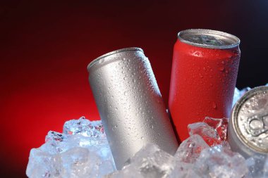 Koyu kırmızı arka planda buzlu içeceklerin tazelenmesi, yakın plan