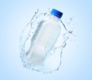 Bir şişe su ve açık mavi arka planda havaya sıçrama.