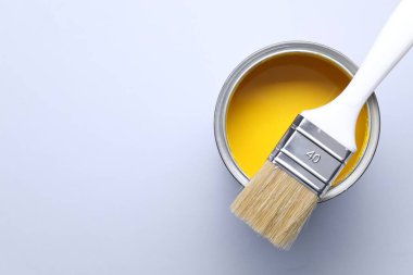 Açık gri arka planda parlak boya ve fırça kutusu, üst manzara. Metin için boşluk