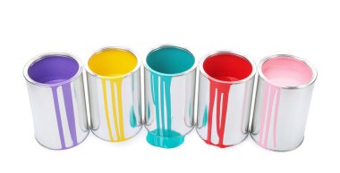 Beyaza izole edilmiş farklı boya kutuları