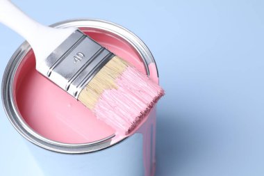 Açık arka planda pembe boya ve fırça kutusu, yakın plan. Metin için boşluk