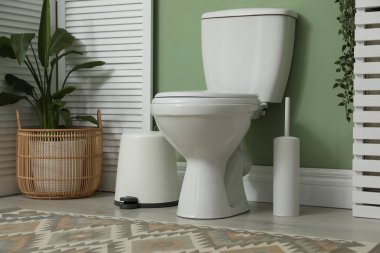 Seramik klozet, fırça ve ihtiyaçlar tuvalette.