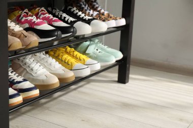 Ayakkabı depolarında farklı ayakkabılar var, yakın plan. Metin için boşluk