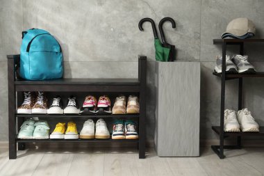 Ayakkabı bankı, farklı ayakkabılar ve diğer aksesuarlar.