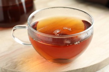 Açık mermer tahtada fincanda romatik çay, yakın plan.