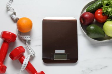 Elektronik mutfak ölçeği, mezura, halterler ve ürünler beyaz mermer masa üzerinde, düz zemin. Diyet