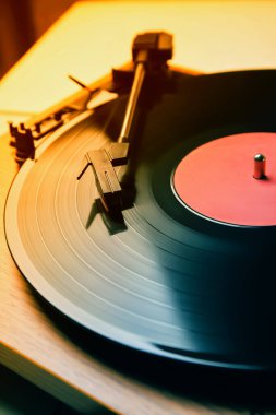Vinil plaklı turnike, yakın plan. Renk tonlu