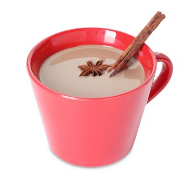 Beyaz fincanda Aromatik Masala çayı ve beyaz üzerine izole edilmiş baharatlar.