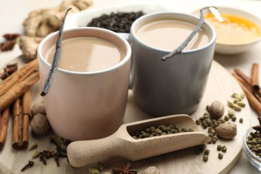 Fincanlarda, baharatlarda ve balda Aromatik Masala çayı, yakın plan