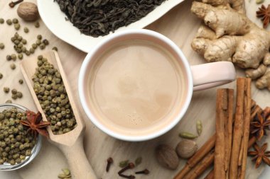 Masada fincanlarda, baharatlarda ve kuru yapraklarda Aromatik Masala çayı.