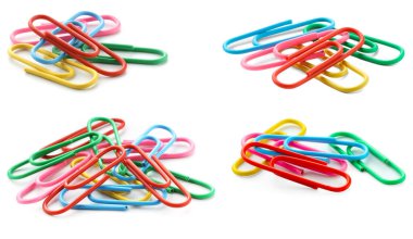 Renkli ataçlar beyaz üzerine izole edilmiş, set