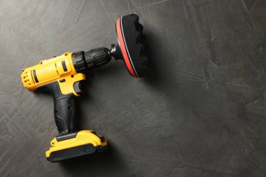 Gri masasında cila pedi olan elektrikli tornavida. Metin için boşluk