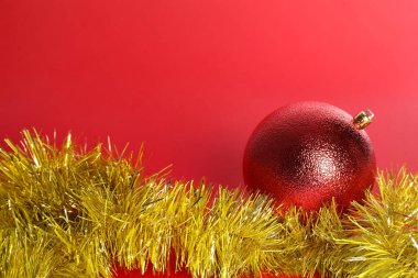 Güzel Noel balosu ve kırmızı arka planda parlak süslemeler, metin için boşluk