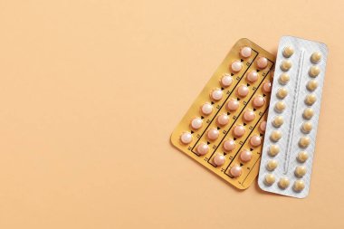 Bej arka planda doğum kontrol hapı kabarcıkları var. Metin için boşluk