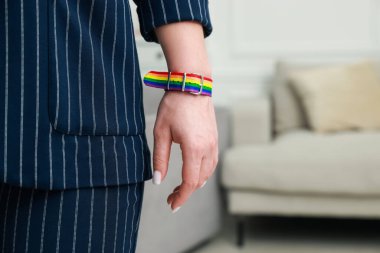 LGBT renginde bileklik takan bir kadın, kapalı alanda, yakın plan. Metin için boşluk