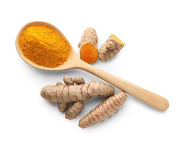 Kaşık ve kökler içindeki zerdeçal tozu beyaza izole edilmiş, üst görünüm