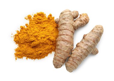 Zerdeçal tozu yığını ve kökler beyaz, üst görünümde izole