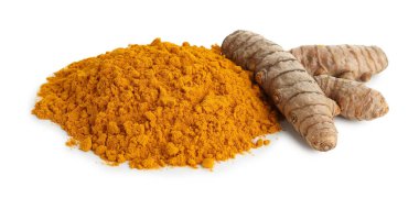 Beyaz üzerine izole edilmiş zerdeçal tozu ve kökler yığını