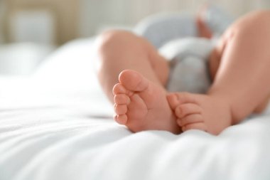 Küçük bebek yatağın içinde uzanıyor, yakın plan. Metin için boşluk