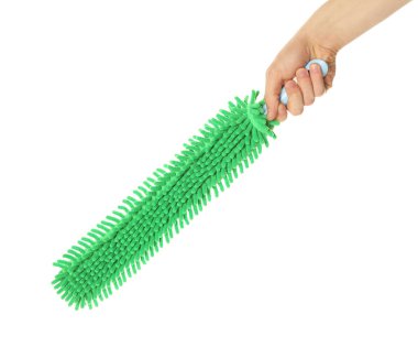 Beyaz arka planda mikrofiber paspası olan adam, yakın plan.