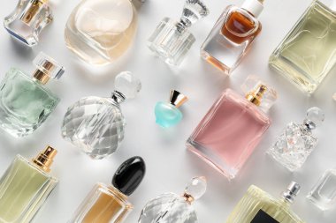 Hafif arka planda çeşitli parfüm şişeleri, düz yatıyordu.