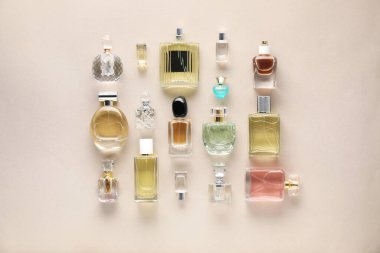 Bej arka planda çeşitli parfüm şişeleri, düzlük