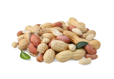 Farklı fıstık yığınları ve yeşil yapraklar beyaz üzerine izole edilmiş.