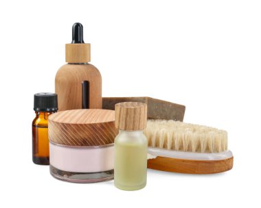 Beyaza izole edilmiş farklı vücut bakım ürünleri