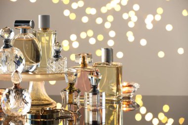 Cam yüzeyde farklı lüks parfümler. Bokeh etkisi