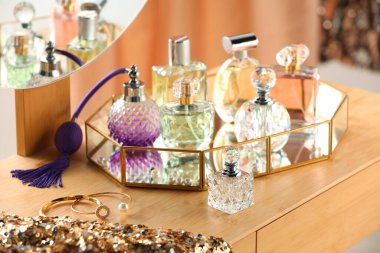 İçerideki ahşap tuvalet masasında farklı lüks parfümler.