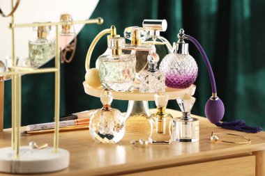 İçerideki ahşap tuvalet masasında farklı lüks parfümler.