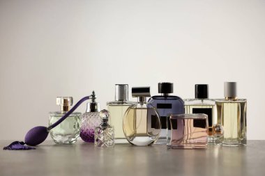 Gri masadaki birçok farklı lüks parfümler